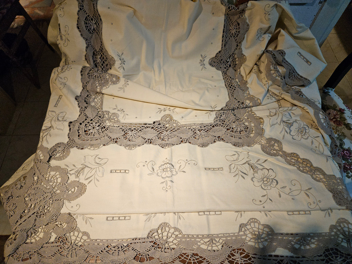 Rahibe İşi Masa Örtüsü