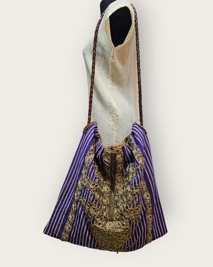 Kutnu, İşlemeli ve Deri Saplı