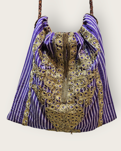 Kutnu, İşlemeli ve Deri Saplı