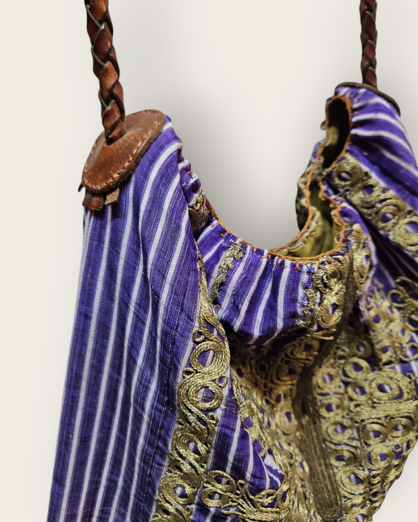 Kutnu, İşlemeli ve Deri Saplı