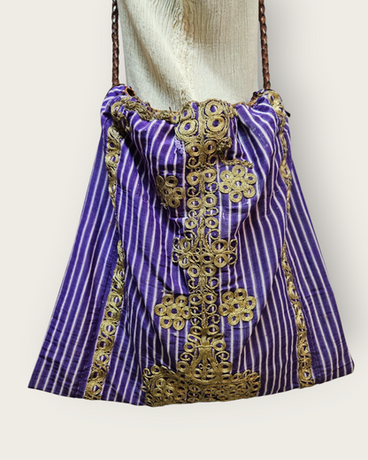 Kutnu, İşlemeli ve Deri Saplı