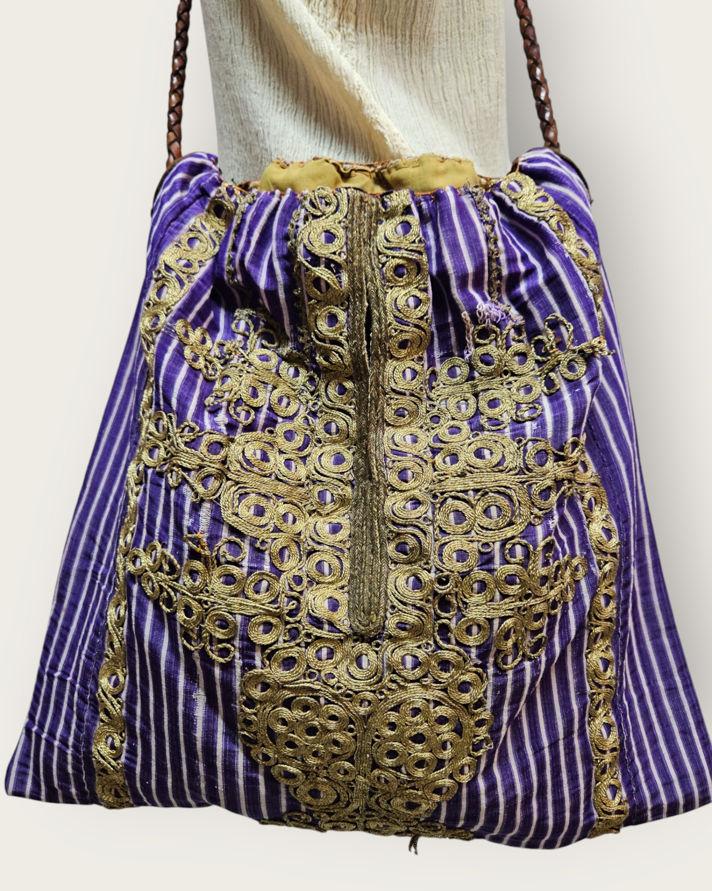 Kutnu, İşlemeli ve Deri Saplı