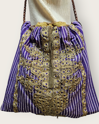 Kutnu, İşlemeli ve Deri Saplı