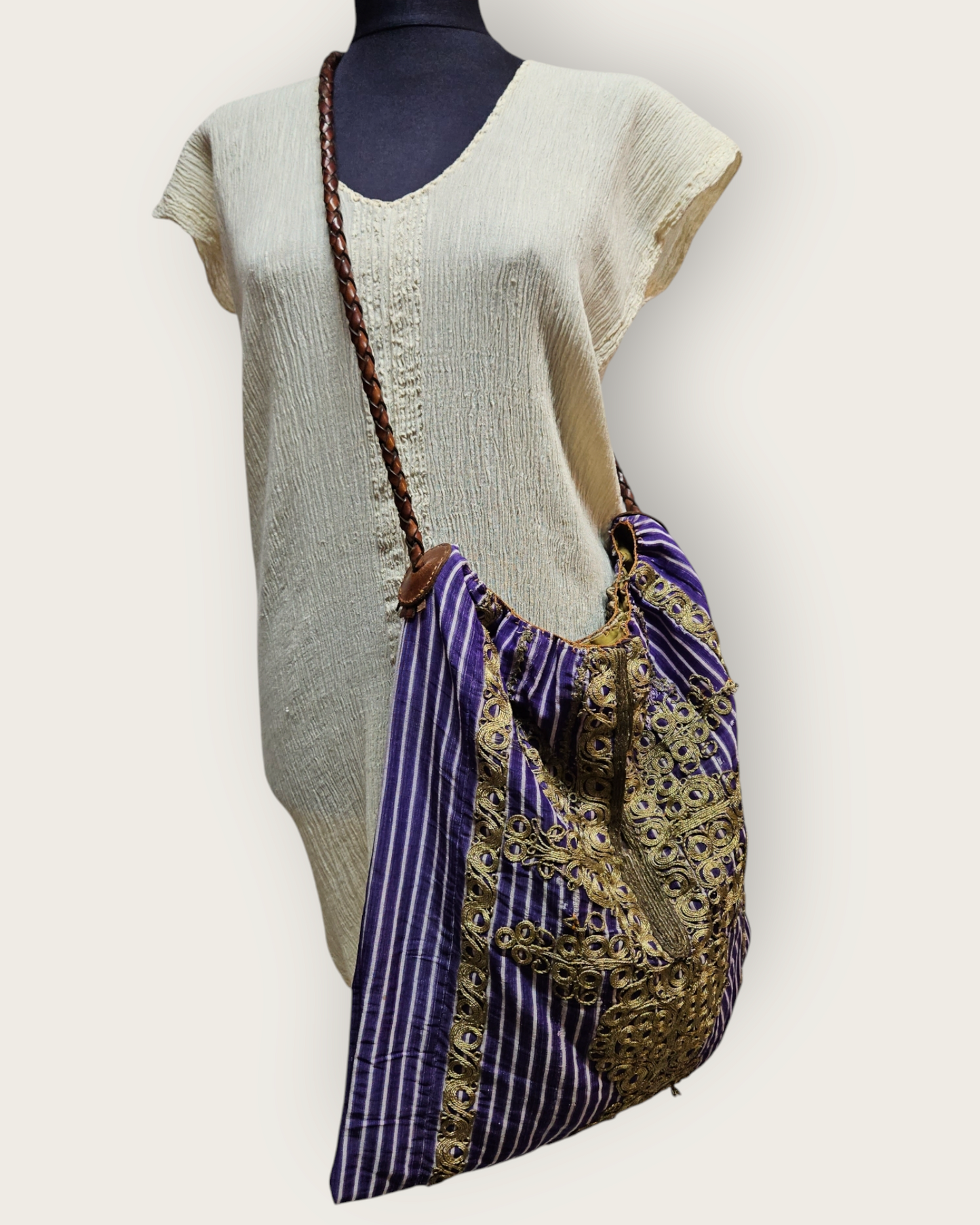 Kutnu, İşlemeli ve Deri Saplı